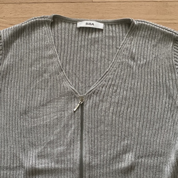 Beautiful Silver Cardigan with Zipper - Picture 6 of 8